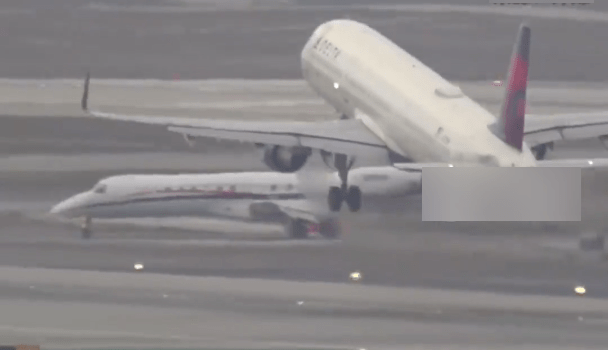 洛杉磯國際機場兩飛機幾乎相撞。