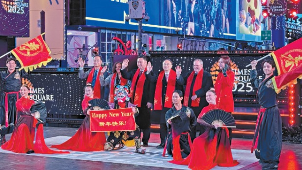 非遺版春節(jié)登陸時(shí)報(bào)廣場。