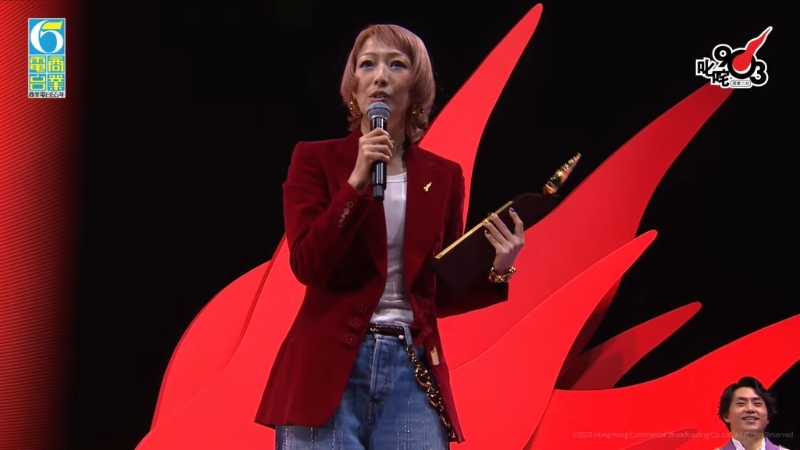 鄭秀文現(xiàn)身領(lǐng)“叱吒樂壇我最喜愛的女歌手”。