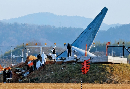 濟(jì)州航空客機(jī)撞上混凝土墻。 小圖為混凝土墻原貌。