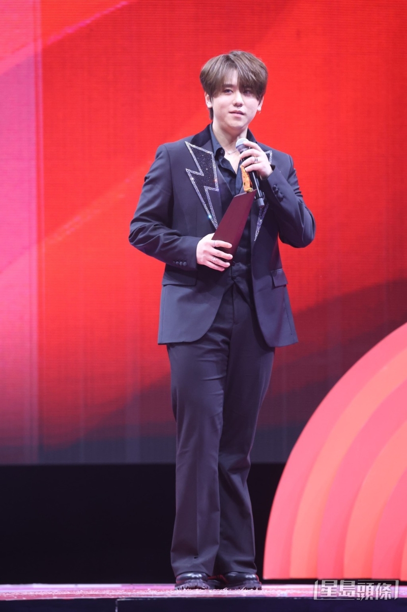 姜濤奪得“我最喜愛的男歌手”及憑《好得太過份》奪得“我最喜愛的歌曲大獎(jiǎng)”。