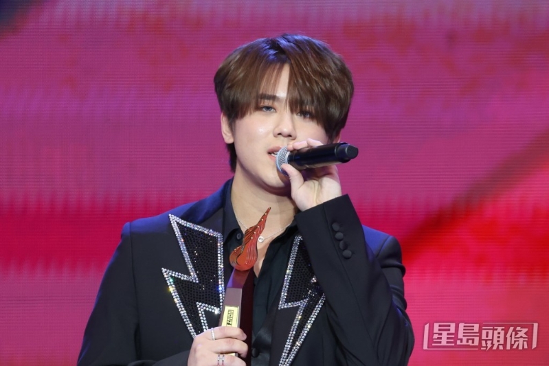 姜濤上臺時(shí)笑容明顯不及往年自信。