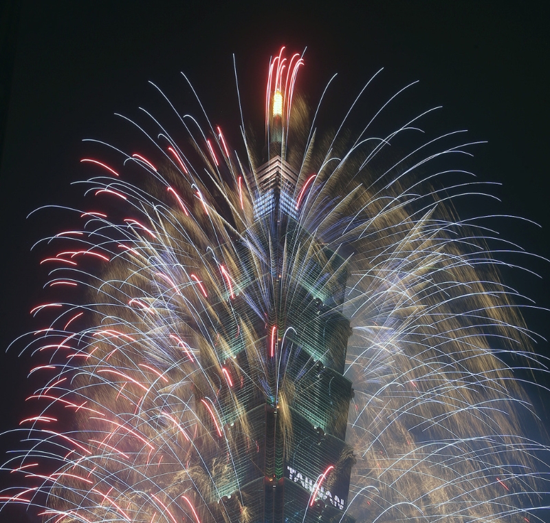 臺北101跨年煙火吸引許多外國人來觀賞。