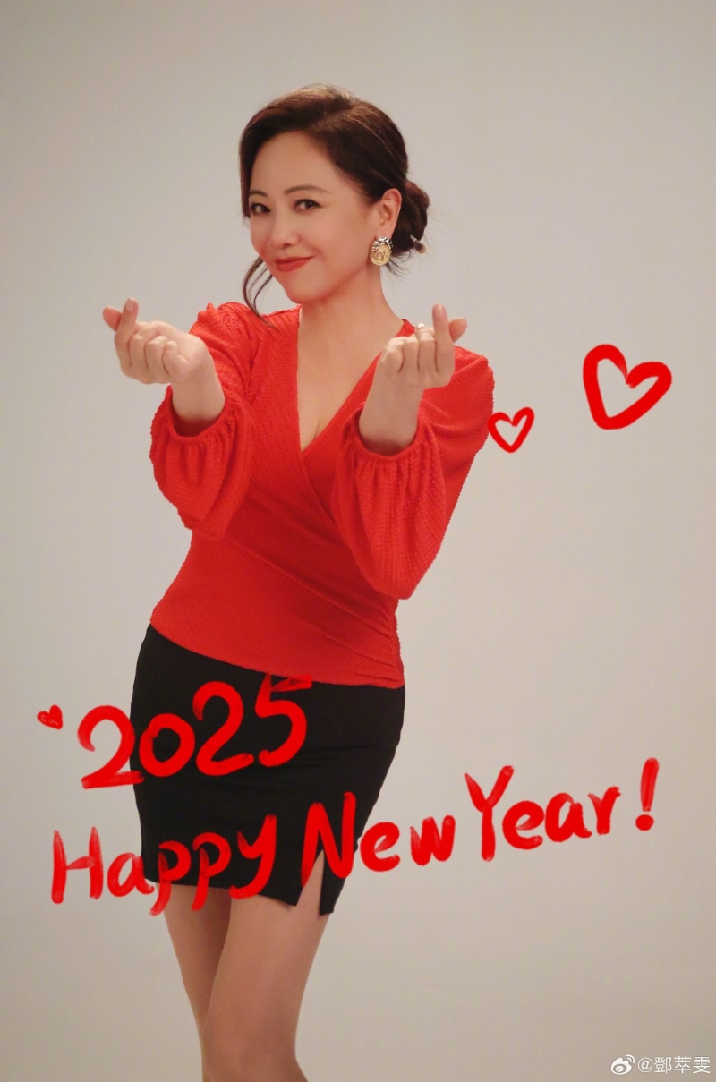 鄧萃雯12月31日在社交網(wǎng)貼出一張照片，見她扎起頭發(fā)，化上精致妝容，身穿紅色低胸上衣，輕露事業(yè)線，下身配以黑色高衩短裙大曬美腿，更風(fēng)騷做出心心手勢。