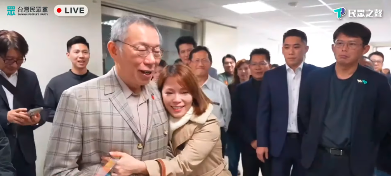 民眾黨前主席柯文哲1日赴黨中央開會后，請辭黨主席并與黨公職擁抱。