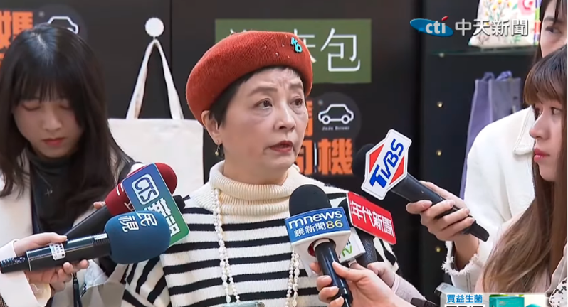 民眾黨創(chuàng)黨元老“大媽老司機”朱蕙蓉。