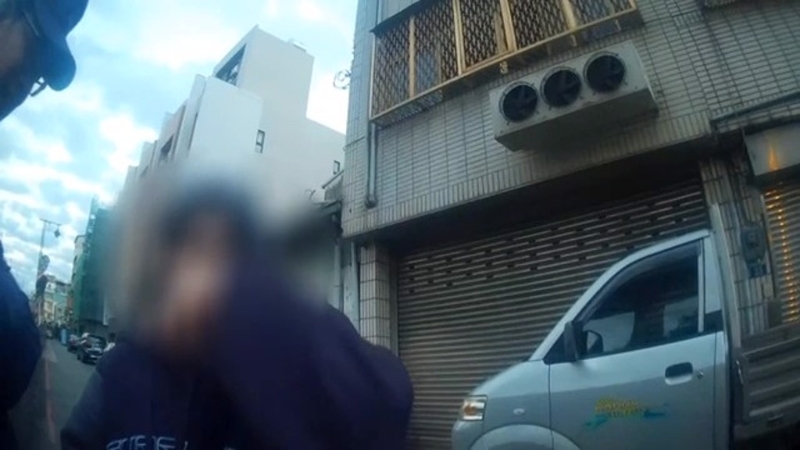 臺(tái)中一名19歲陳姓女子日前透過交友軟體結(jié)識(shí)男網(wǎng)友，原以為能迎來一場浪漫的晚餐約會(huì)，卻不料淪入詐騙集團(tuán)的圈套。