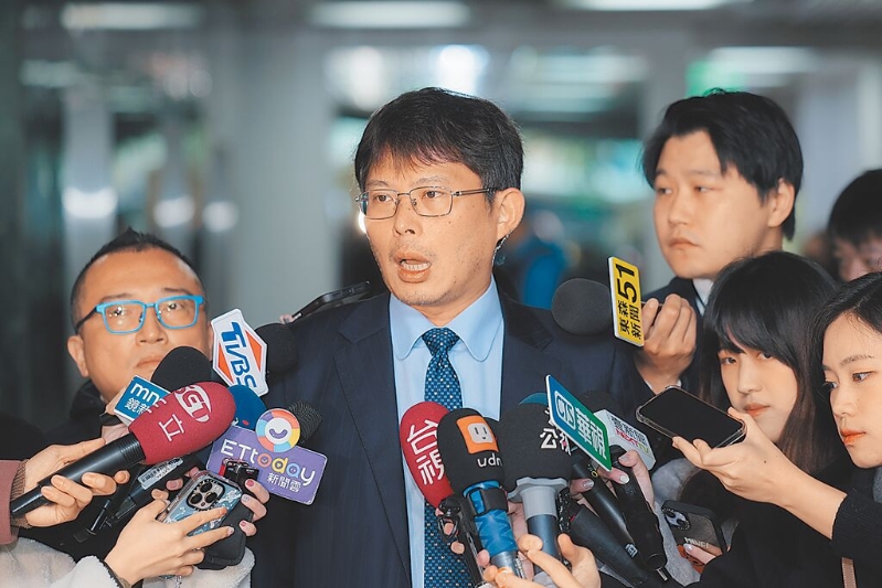 黃國(guó)昌(前中) 黃國(guó)昌(前中)