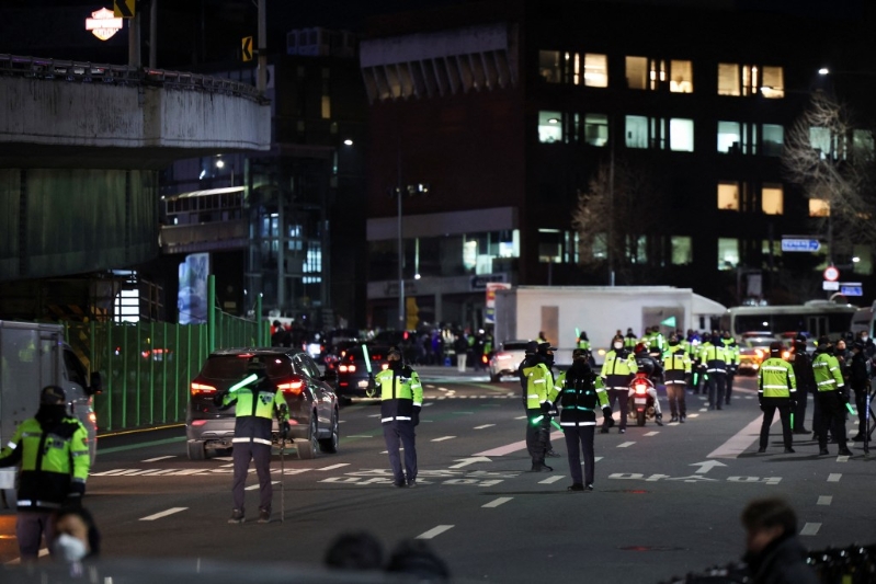 警方今晨在總統(tǒng)官邸前管控交通。 路透社