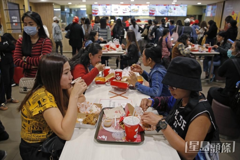 疫情期間，仍有大批外傭光顧Jollibee。