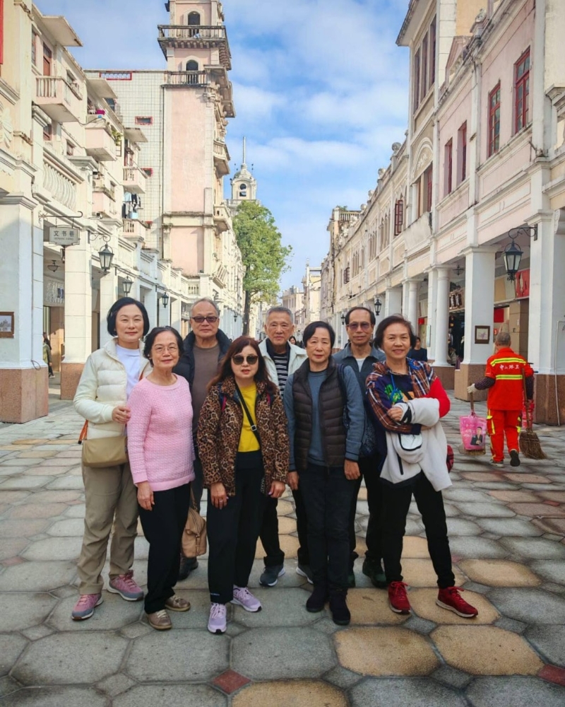 張雪玲（左一）趁新一年陪長老團(tuán)到內(nèi)地游玩，昨日分享到社交網(wǎng)。