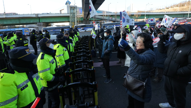 韓國(guó)警方在總統(tǒng)官邸附近戒備 韓國(guó)警方在總統(tǒng)官邸附近戒備