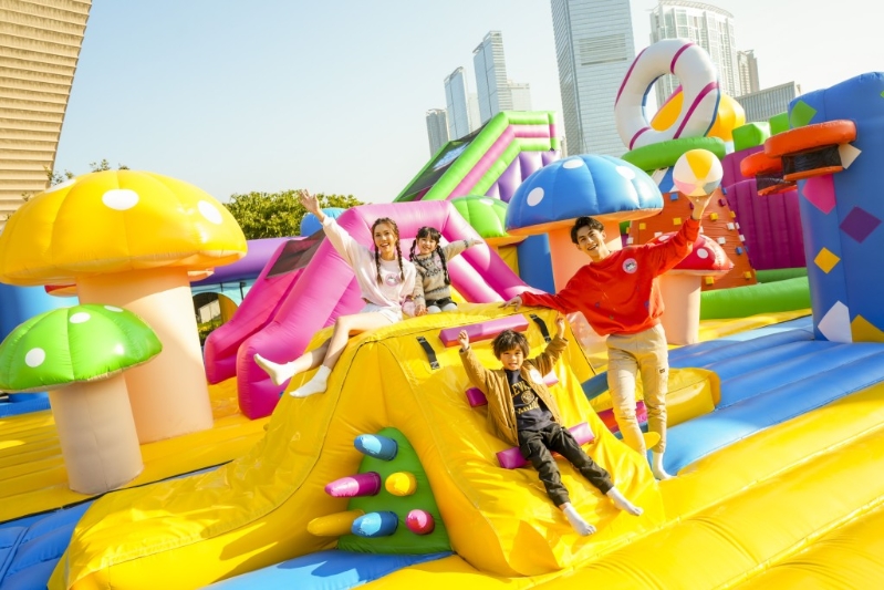 城堡里有色彩繽紛的巨型滑梯、攀爬塔和籃球架，形狀大小各異，必然成為熱爆打卡點。