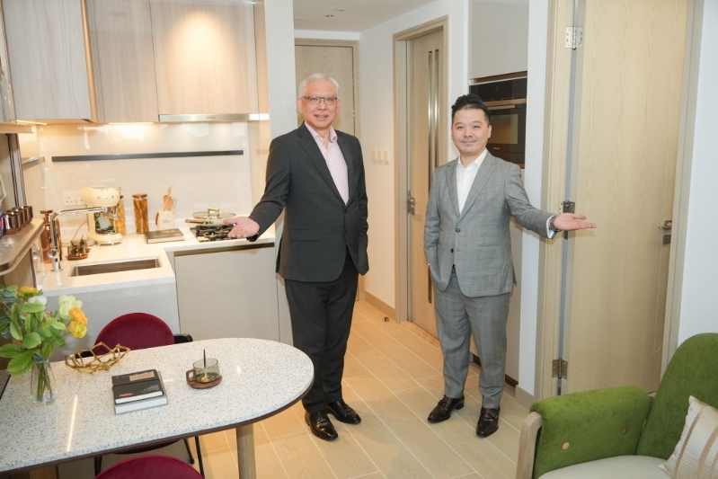 旭日國際李炳余（左）表示，黃金海灣·珀岸將于下周初開價，價錢會參考整體市場環(huán)境及同區(qū)定價。