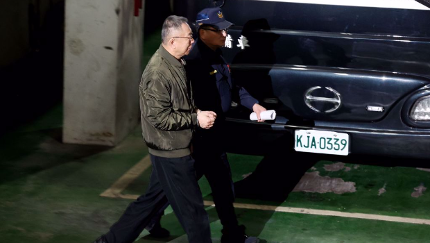 臺北地方法院2日晚間6點開羈押庭，經(jīng)訊問3小時15分鐘，于9點15分結(jié)束。合議庭于10點40分諭知裁定結(jié)果，柯文哲等4人全部羈押禁見。