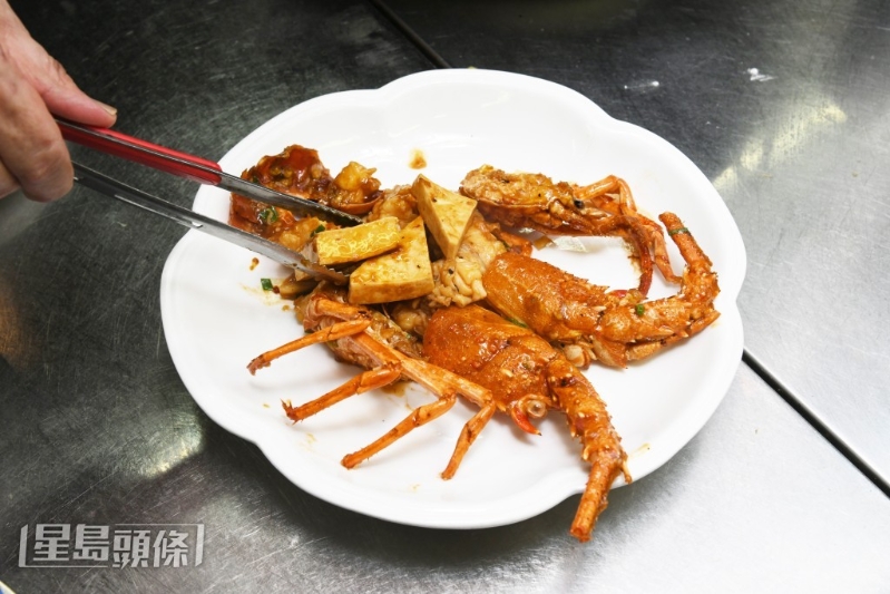 何寶龍師傅創(chuàng)作的麻辣千頁龍蝦，用香辣配料提味。