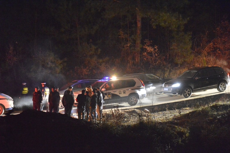 凱里市警方在爆炸發(fā)生后趕到現(xiàn)場(chǎng)。（新華社）