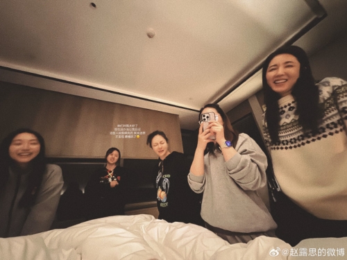 趙露思笑說朋友們還喂錯藥，結(jié)果大家笑成這樣。