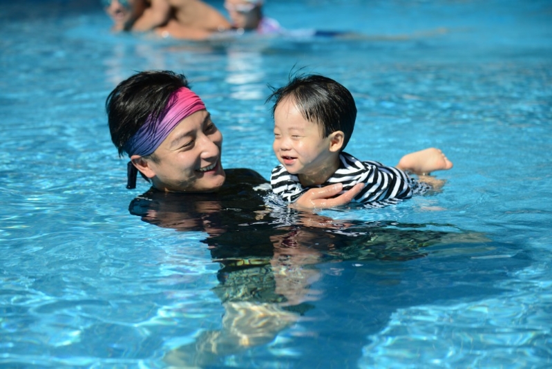 藝人方力申主理的“香港游泳學(xué)?！睘閷W(xué)校首個(gè)專(zhuān)屬室內(nèi)泳池 （圖片來(lái)源：西沙GO PARK） 