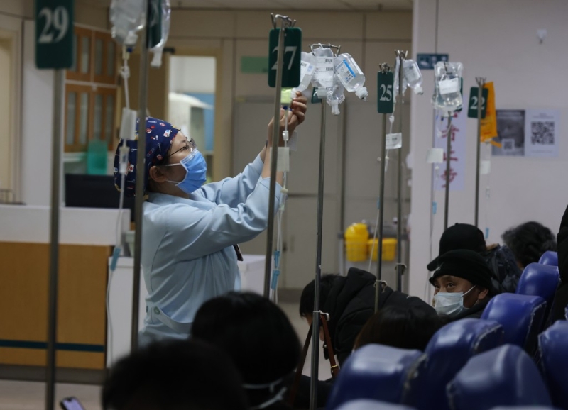 醫(yī)院擠滿看癥的病人。