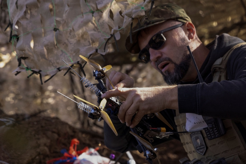 烏克蘭哈爾科夫地區(qū)，一名烏克蘭軍人正在準備一架第一人稱視角無人機（FPV）。 （路透社）
