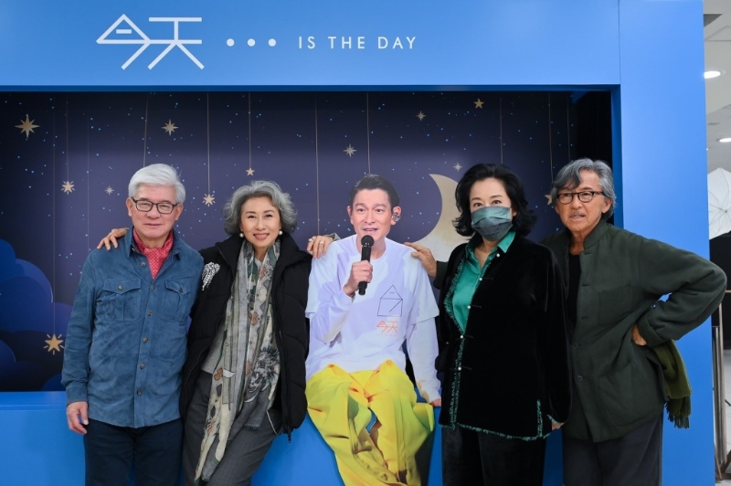 朱玲玲老公一頭銀絲，流露慈祥一面。