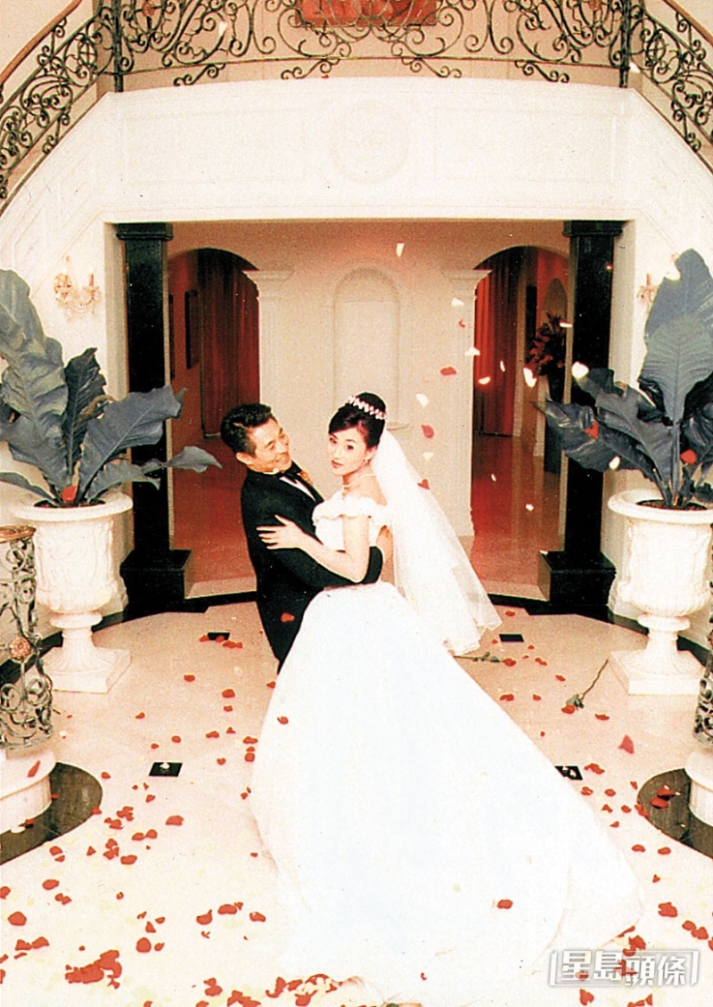 利智1999年與李連杰結婚，便淡出幕前。