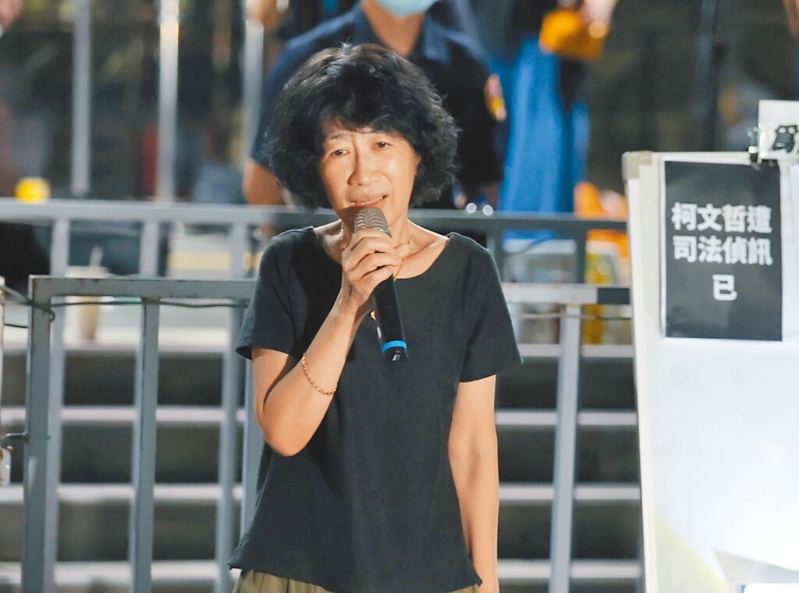 柯文哲的學(xué)生、醫(yī)師許富舜爆料，2014年曾為柯文哲建置了線上政治獻(xiàn)金的電子金流系統(tǒng)，“當(dāng)時(shí)自己卻親眼見(jiàn)到這些金額被帶回家”。