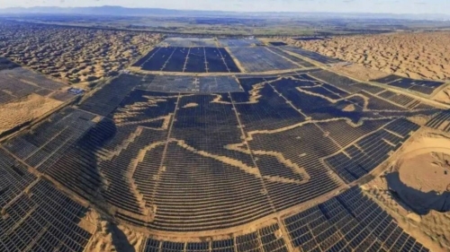 中國(guó)在“死亡之海”用了近20萬(wàn)塊光伏板，砌出駿馬電站”。 新華社