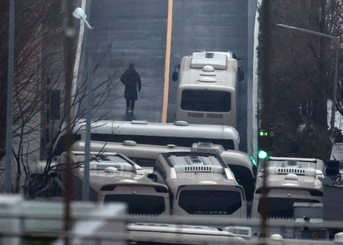 尹錫悅方面在官邸加強防御，用更多大巴士當障礙物。