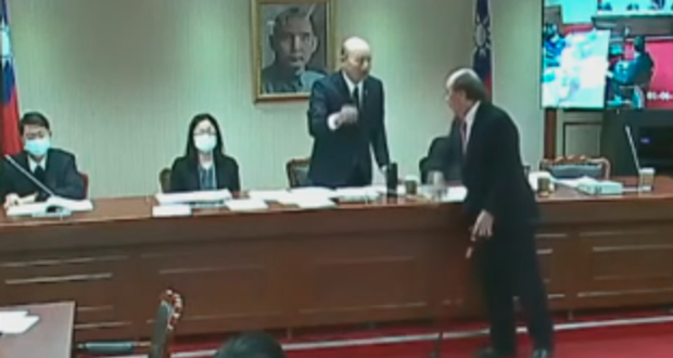 柯建銘對(duì)韓國瑜拍桌、拍倒韓的麥克風(fēng)。