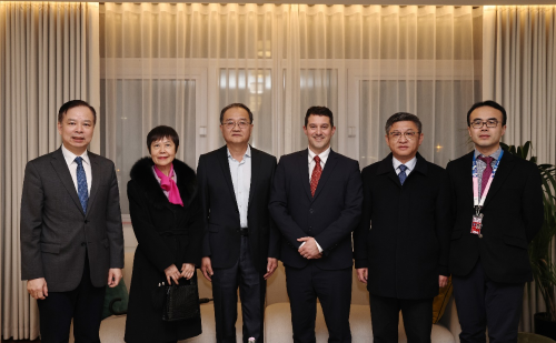 左三為鄧勵(lì)。