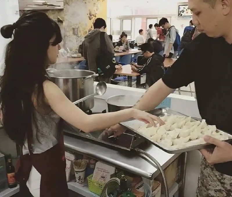 趙露思曾在學(xué)校擺攤賣餛飩。