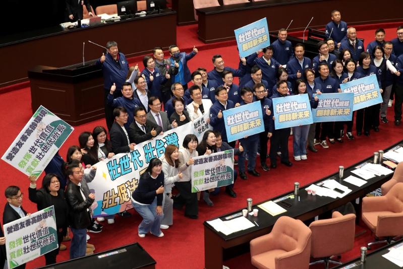 “立法院”7日處理《壯世代政策與產(chǎn)業(yè)發(fā)展促進(jìn)法》草案，在朝野三黨團(tuán)高度共識(shí)下，順利立法三讀通過(guò)，三黨“立委”也難得一同在議場(chǎng)內(nèi)舉牌合影。