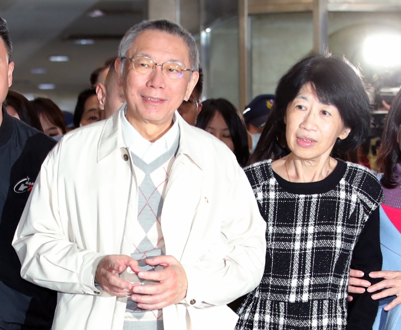 圖為前民眾黨主席柯文哲（左）、柯文哲夫人陳佩琪（右）。