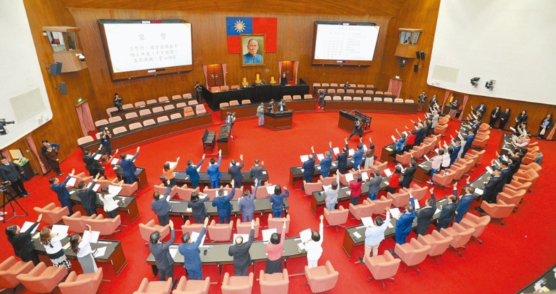 圖為“立法院”第11屆“立委”于去年2月1日報到，朝野共113席“立委”宣讀誓詞后正式就職。