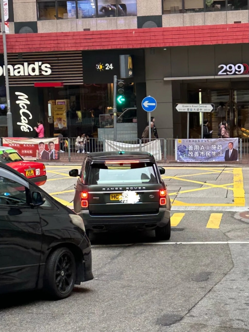 上月有網(wǎng)民拍到張敬軒代步的車是百多萬的Range Rover。