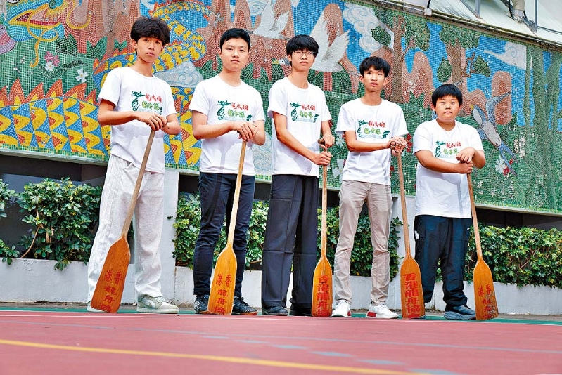 龍舟隊隊員黃文濤同學(xué)（2A）、李詠滔同學(xué)（6B）、梁東霖同學(xué)（6A）、江泰言同學(xué)（2A）、簡振義同學(xué)（1B）相當享受龍舟隊的氣氛。