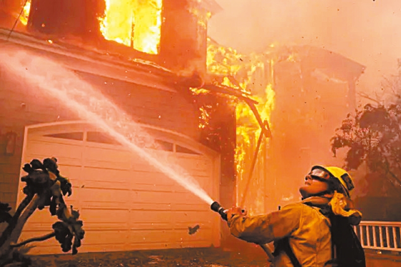 洛杉磯消防隊(duì)員正在與帕利塞茲大火奮戰(zhàn)