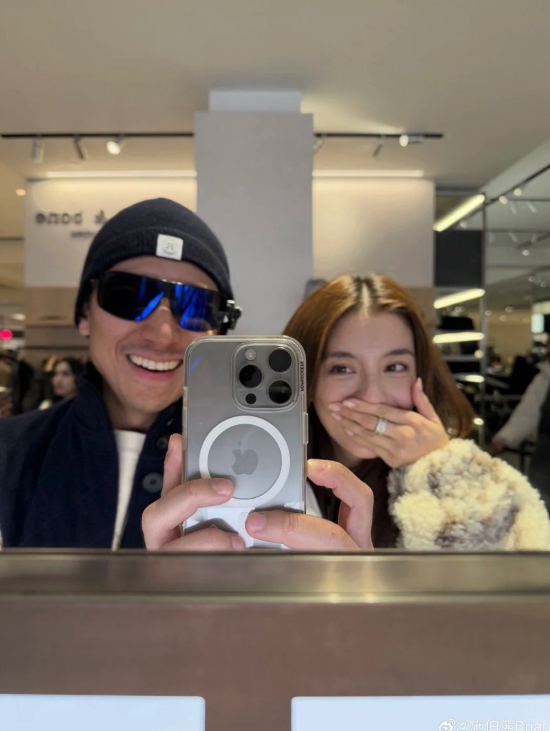 近日就有網(wǎng)民在小紅書上分享了一張兩公婆在商場購物的自拍照，并留言直指施伯雄一身體部位極短，引起網(wǎng)民熱議。