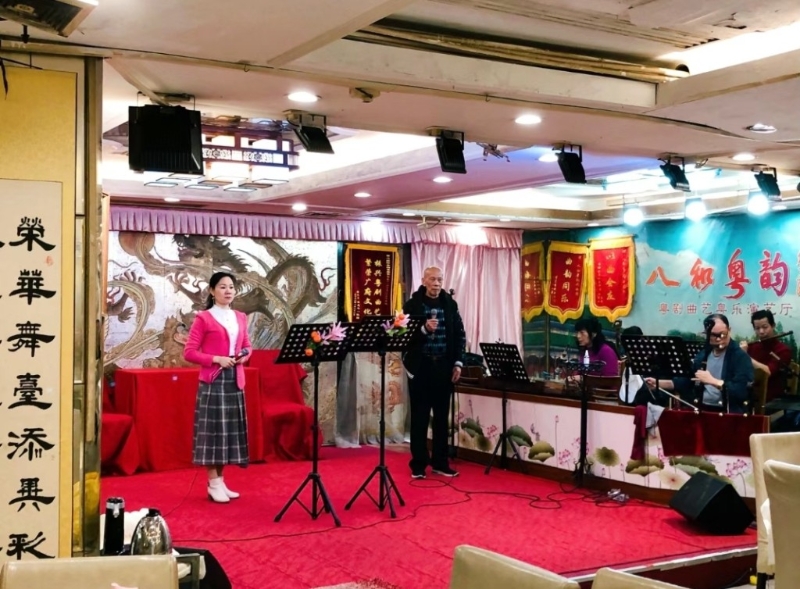 廣州粵菜酒家2025｜2. 榮華樓 三樓開放八和粵韻粵劇曲藝粵樂演藝廳，號(hào)稱廣州唯一帶妝折子戲茶樓，承載著一代西關(guān)人的情懷，每日下午1時(shí)至4時(shí)30分，都有街坊、游客、旅行團(tuán)來聽曲看戲。