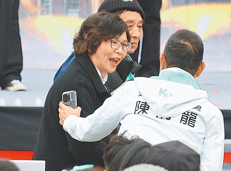 民眾黨11日舉行“111拒絕綠色威權(quán)，還我司法正義”集會活動，前“立委”蔡壁如（左）出席。