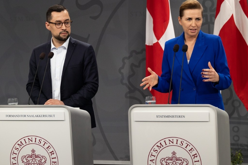 丹麥總理與格陵理總理一同出席記者會。 路透社