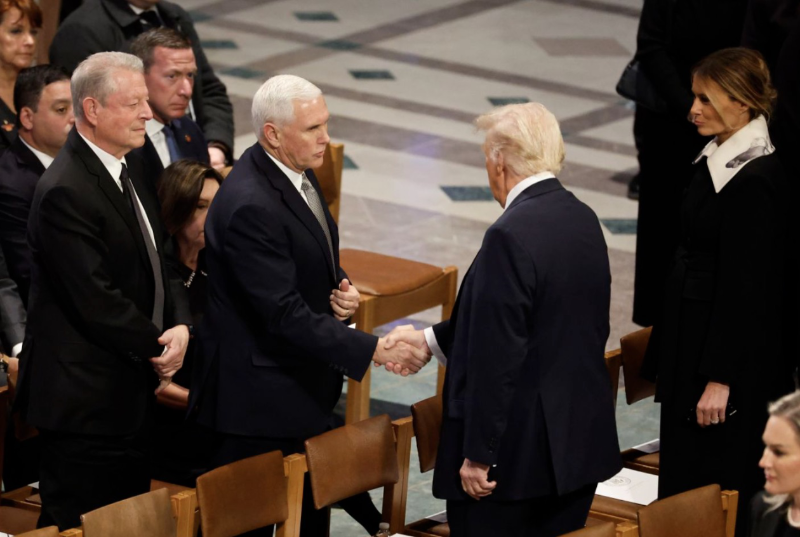 1月9日，彭斯與特朗普在美國首都華盛頓國家大教堂出席美國前總統(tǒng)吉米·卡特的國葬儀式時握手。