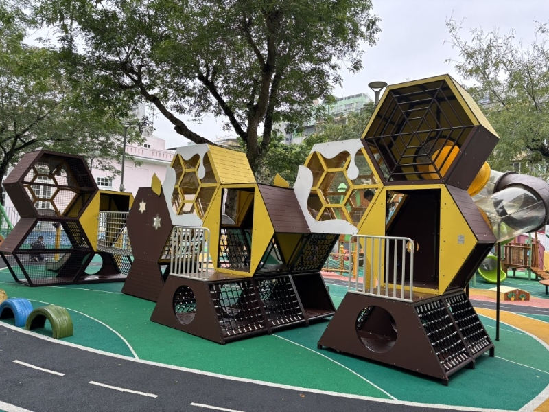 以自然叢林探險作主題的二龍喉公園兒童游樂場于2023年建造完成，設(shè)施仍很簇新。
