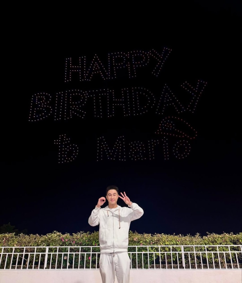 奚夢(mèng)瑤安排無(wú)人機(jī)表演，何猷君開(kāi)心打卡。1