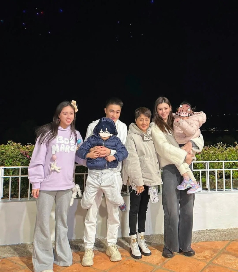 何猷君一家四口，以及媽媽梁安琪和妹妹何超欣。