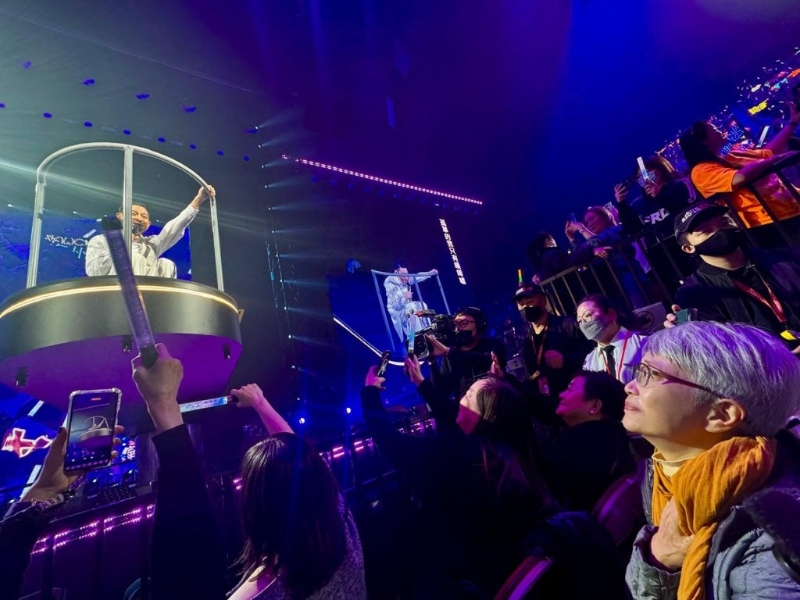 陳敏兒昨日（11日）在Facebook貼出自己在臺(tái)下欣賞劉德華演唱會(huì)的照片，陳敏兒感動(dòng)得眼濕濕。