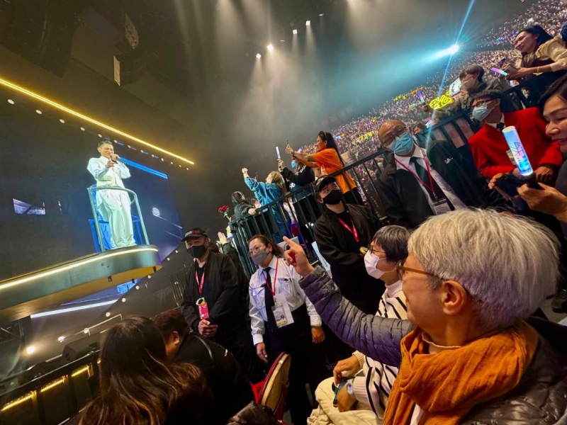 兩人互相指著對(duì)方一刻，雖無言語交流，卻更勝千言萬語。