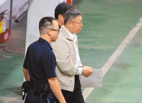 民眾黨前主席柯文哲（中）。